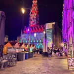 Romantique Vue Beffroi Place Des Heros