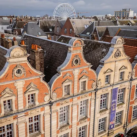 Romantique Vue Beffroi Place Des Heros *