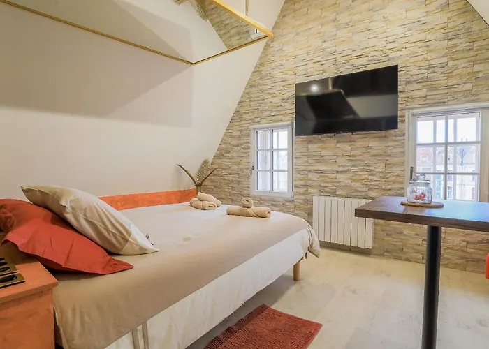 Romantique Vue Beffroi Place Des Heros