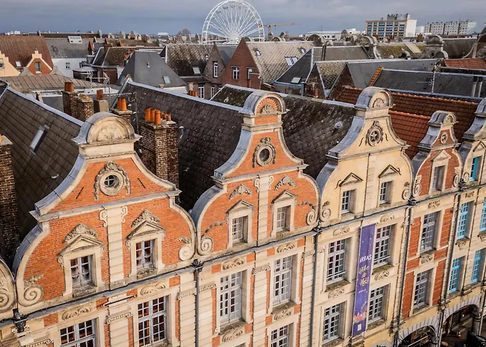 Romantique Vue Beffroi Place Des Heros *